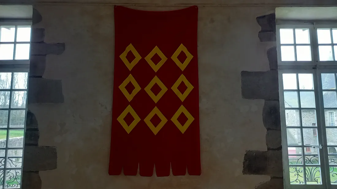 Direction la salle des blasons, ici celui des Rohan (à gauche) et du Duché de Bretagne (à droite).